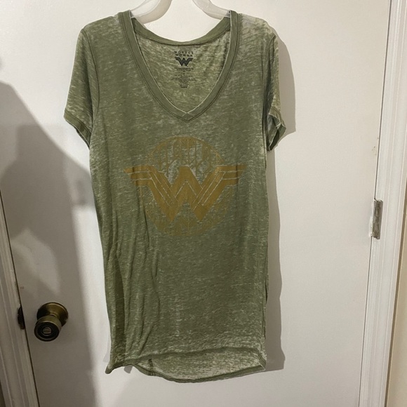 DC Comics Tops - Wonder Woman Green and Gold Graphic Tee size M